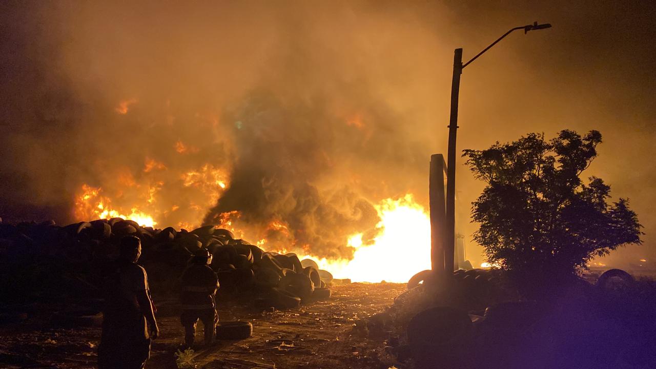 Bomberos controlan incendio en centro de acopio de neumáticos