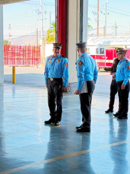 Realizan último pase de lista al teniente de bomberos Enoc García por su jubilación