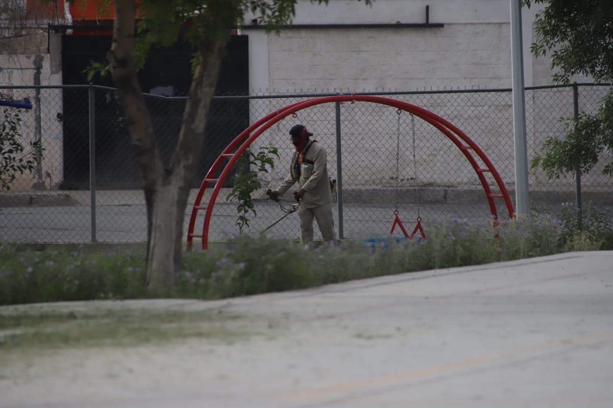 Dan mantenimiento a parque del fraccionamiento Fidel Velázquez