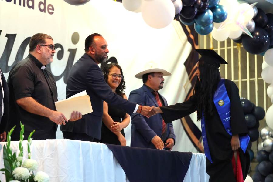 Alcalde participa en graduación de secundaria de Salesianos