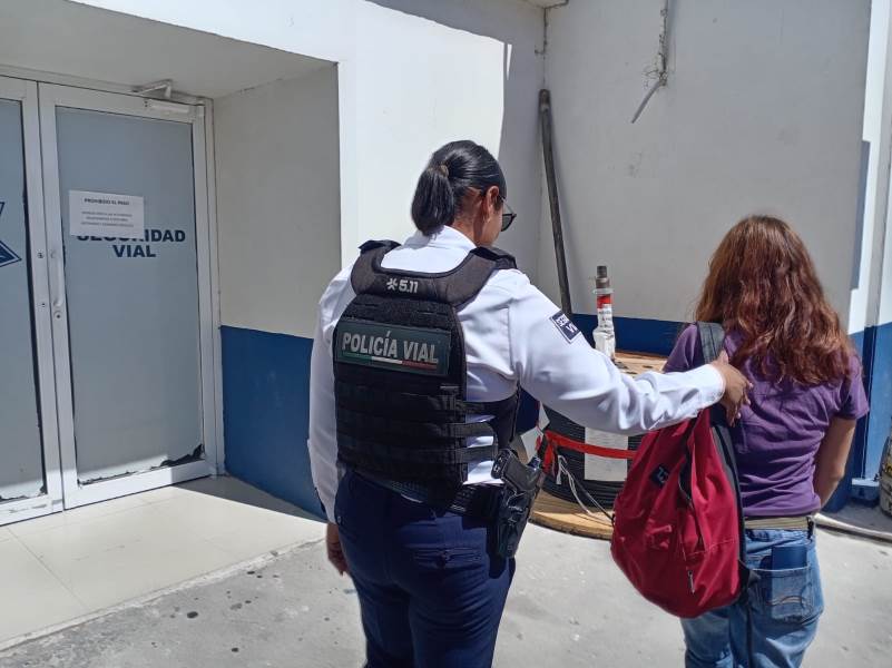 Agentes de Seguridad Vial rescatan a mujer en puente peatonal sobre la avenida Heroico Colegio Militar