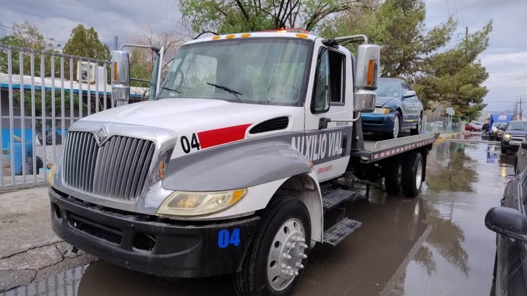 Torrenciales lluvias provocan cierre de vialidades, choques y vehículos arrastrados en Ciudad Juárez