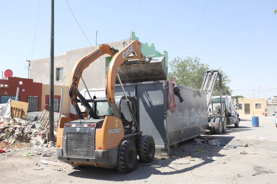 Retiran más de 40 toneladas de desechos y 127 llantas de una vivienda