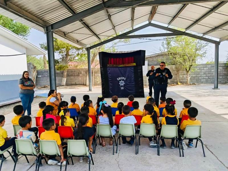 Llevan el Teatrino de la SSPM al Jardín de Niños José Meraz García en Samalayuca