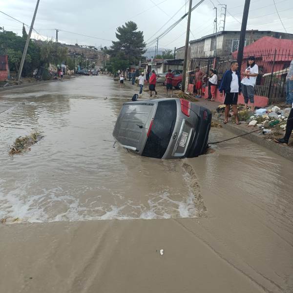 Fuertes lluvias causan caos vial, inundaciones y daños a viviendas en Ciudad Juárez
