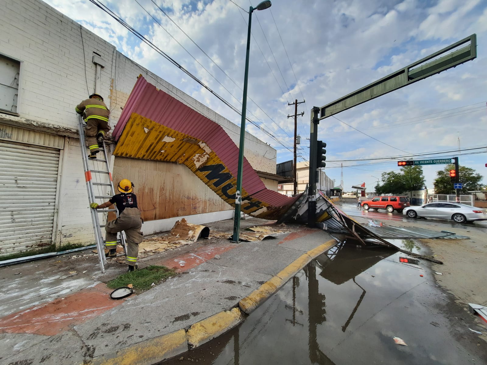 Intensifican operativo para limpieza y retiro de árboles caídos tras las lluvias.