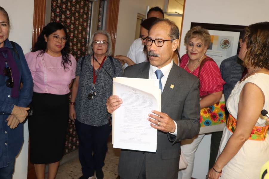 Se registra Francisco Llera en proceso de la UACJ.