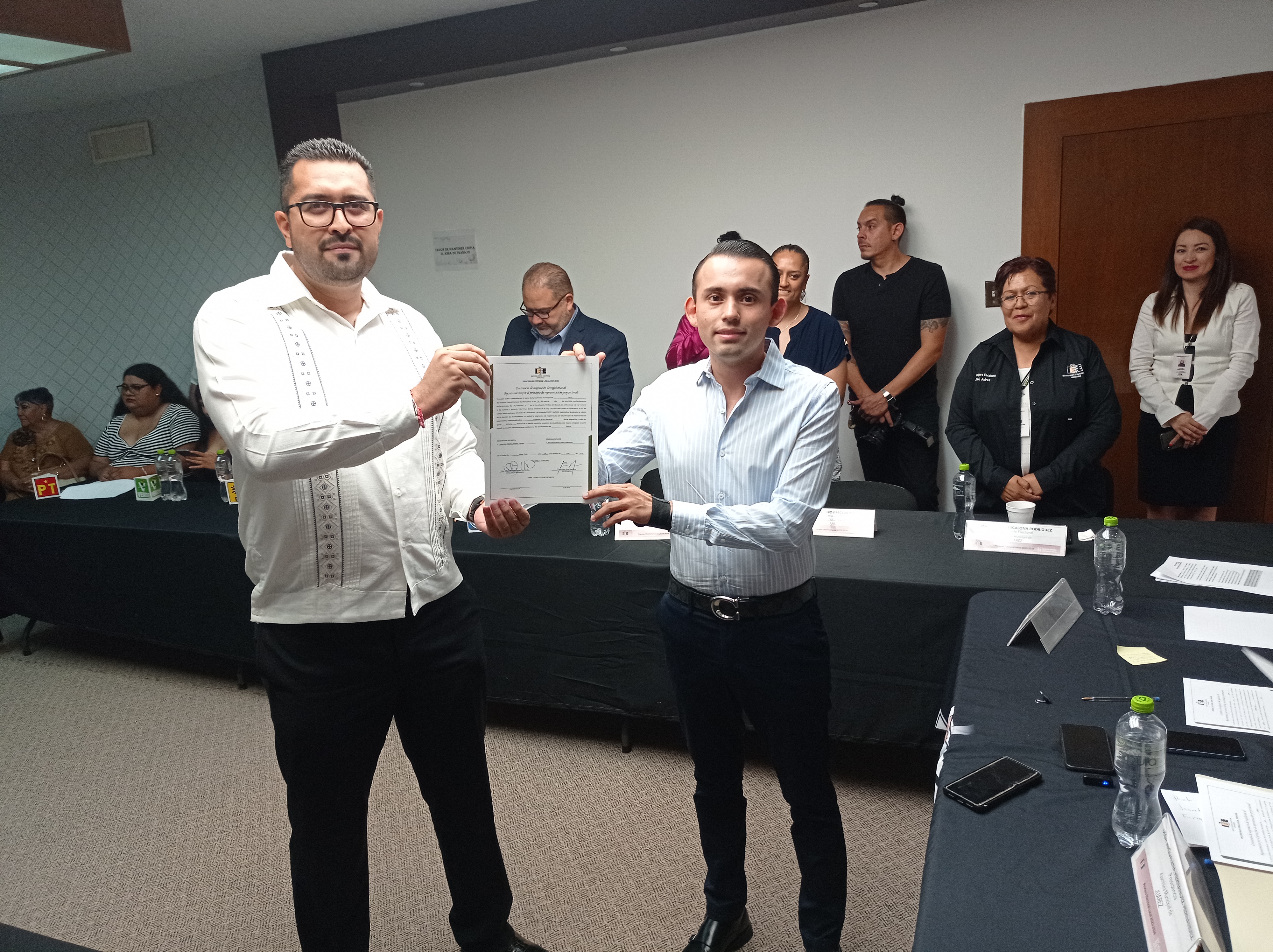 Entregan constancias de mayoría a regidores de representación proporcional.