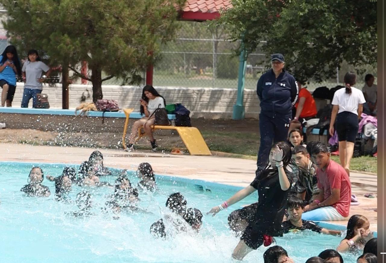 Disfrutan niños y adolescentes de un día de alberca dentro de campamento de verano.