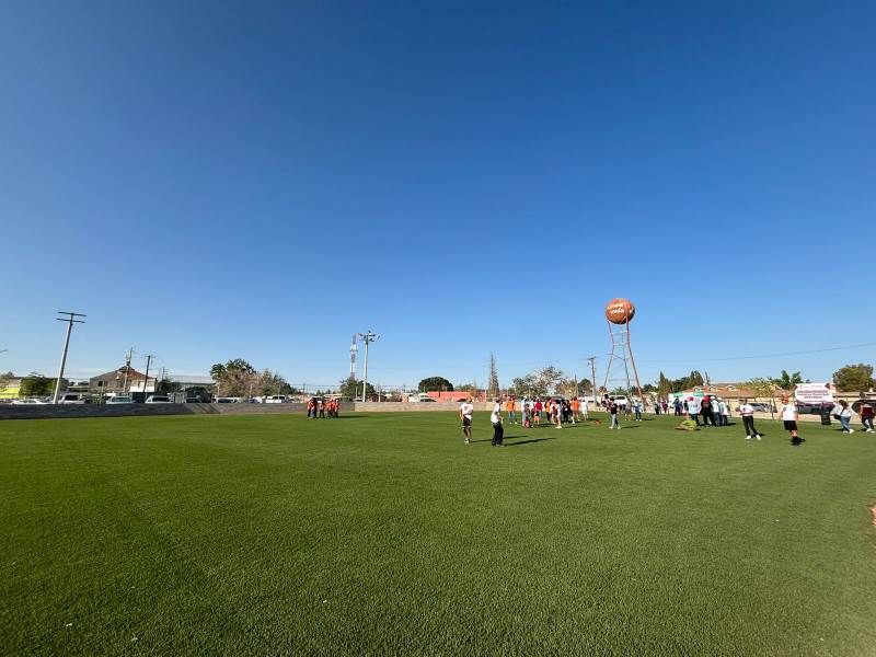 Reciben vecinos de Salvarcar Parque Deportivo