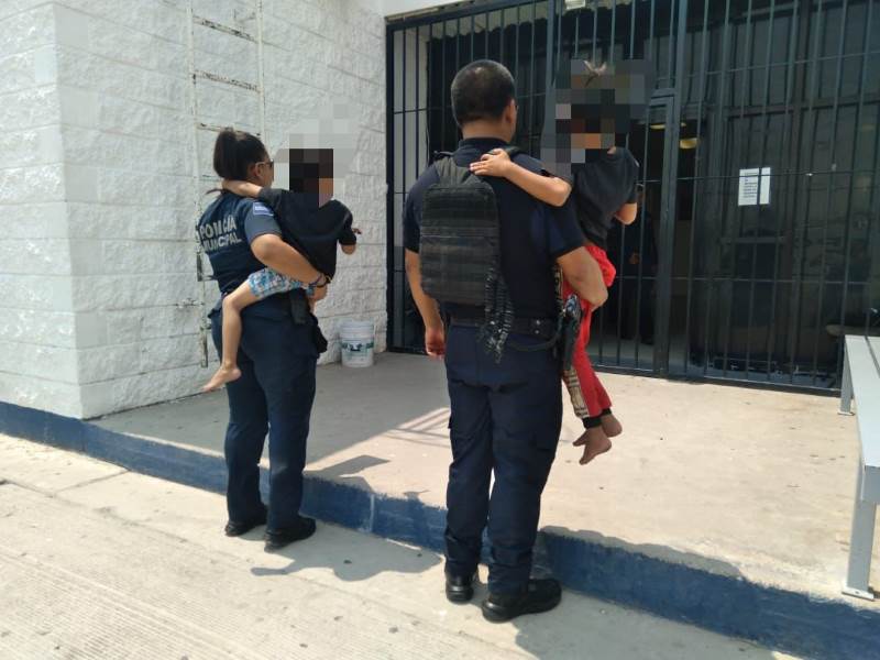 Policías ponen bajo resguardo a dos menores que deambulaban en la vía pública