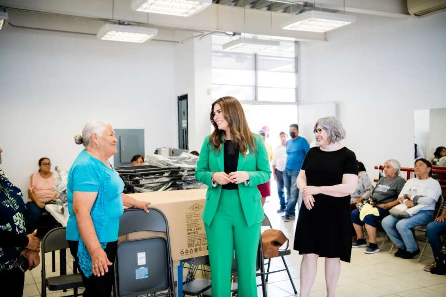 Equipa DIF con mobiliario a Consejos del Adulto Mayor