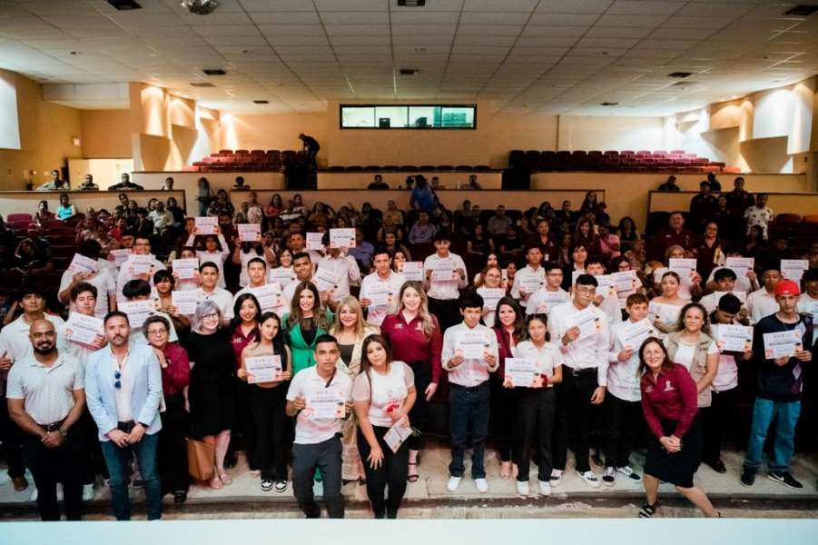 Encabeza Rubí Enríquez graduación de 71 jóvenes