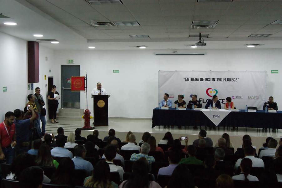 Entregó alcalde el Distintivo Florece a empresas que apoyan erradicar la violencia familiar