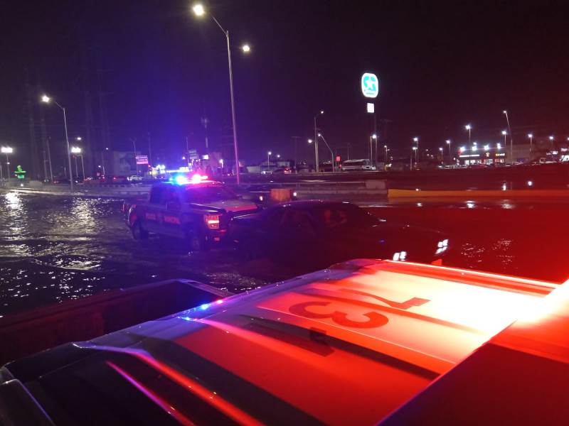 Calles inundadas y vehículos varados, dejo la lluvia del martes