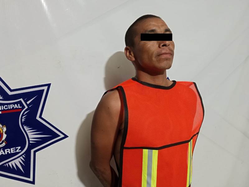 Sorprenden a sujeto dañando botón de emergencia en Parajes de San Isidro