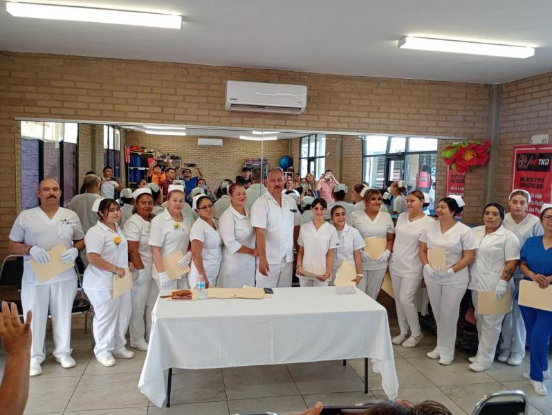 Egresan auxiliares de enfermería de Centros Comunitarios