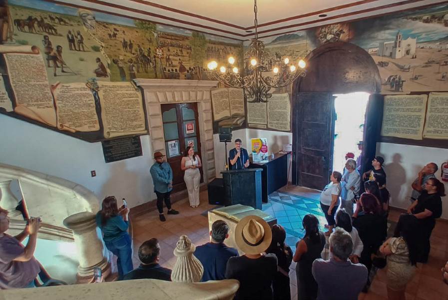 Inauguran la exposición pictórica “De Dioses y Monstruos” en el CMA