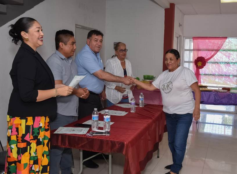 Egresan estudiantes en talleres de Centros Comunitarios