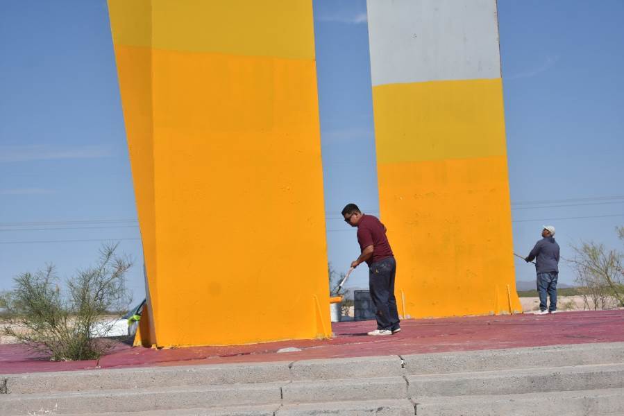 Limpian y pintan la puerta de entrada a la ciudad