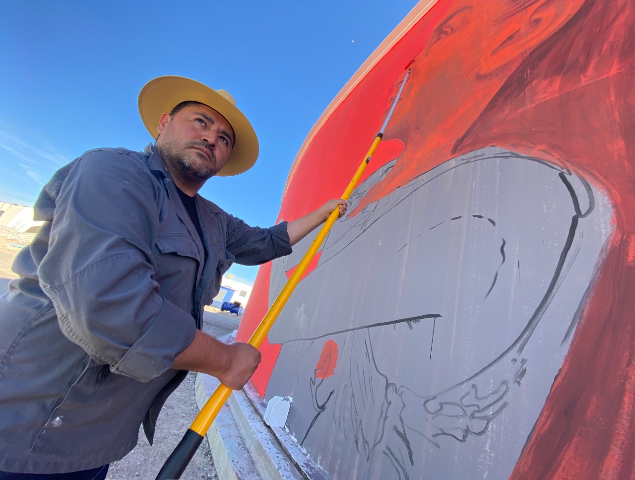Artista juarense toma por lienzo tanque de la JMAS