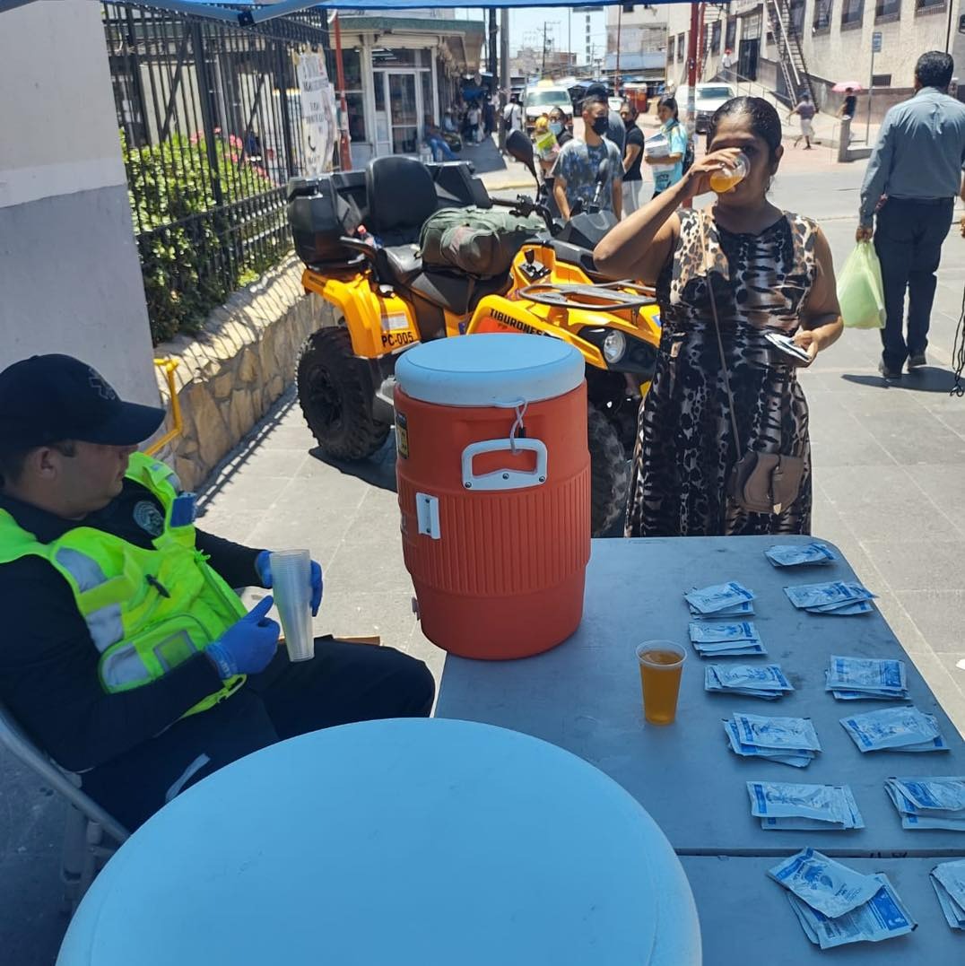 Mantienen campaña de hidratación en el centro histórico de la ciudad