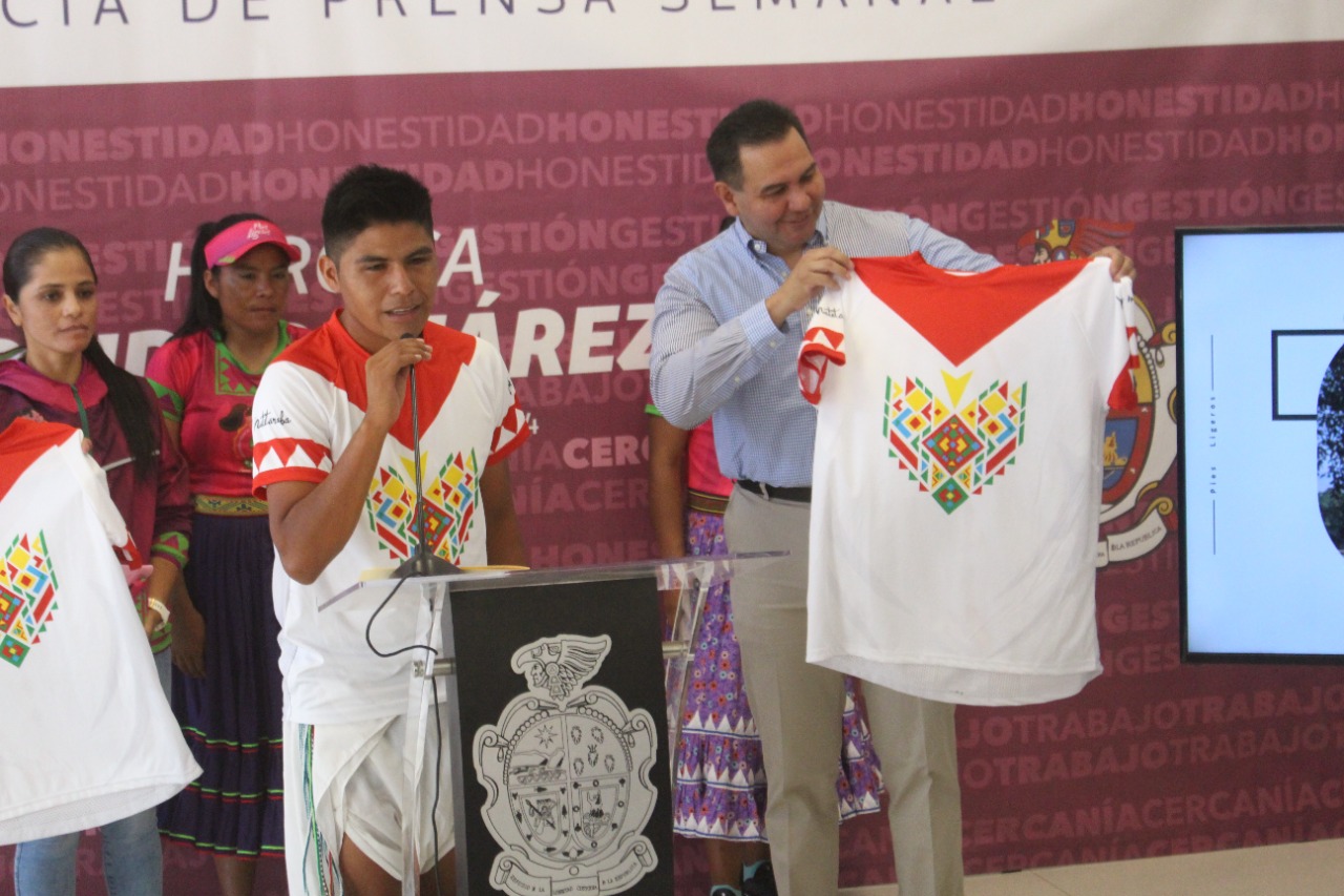 Corredoras maratonistas tarahumaras lanzan línea de ropa deportiva