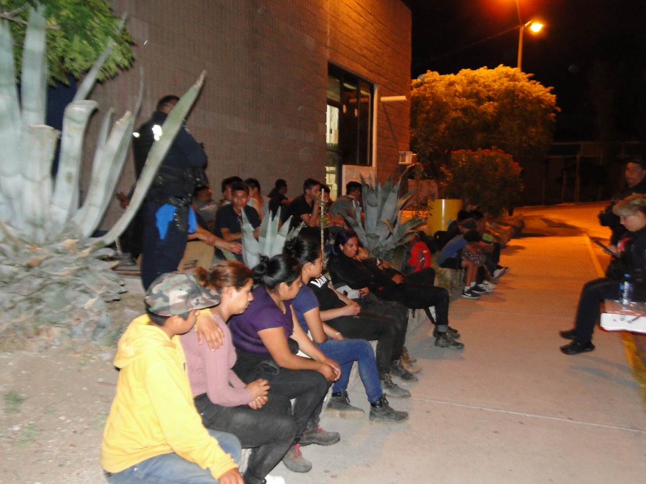 Rescatan a 90 migrantes y detienen a cuatro polleros