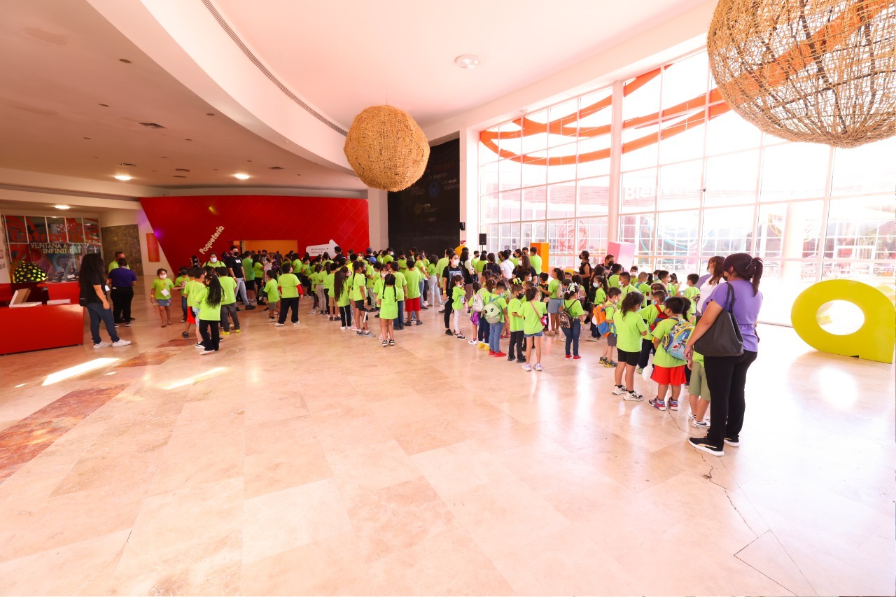 Llevan a niñas, niños y adolescentes del Campamento de Verano CASEF a La Rodadora