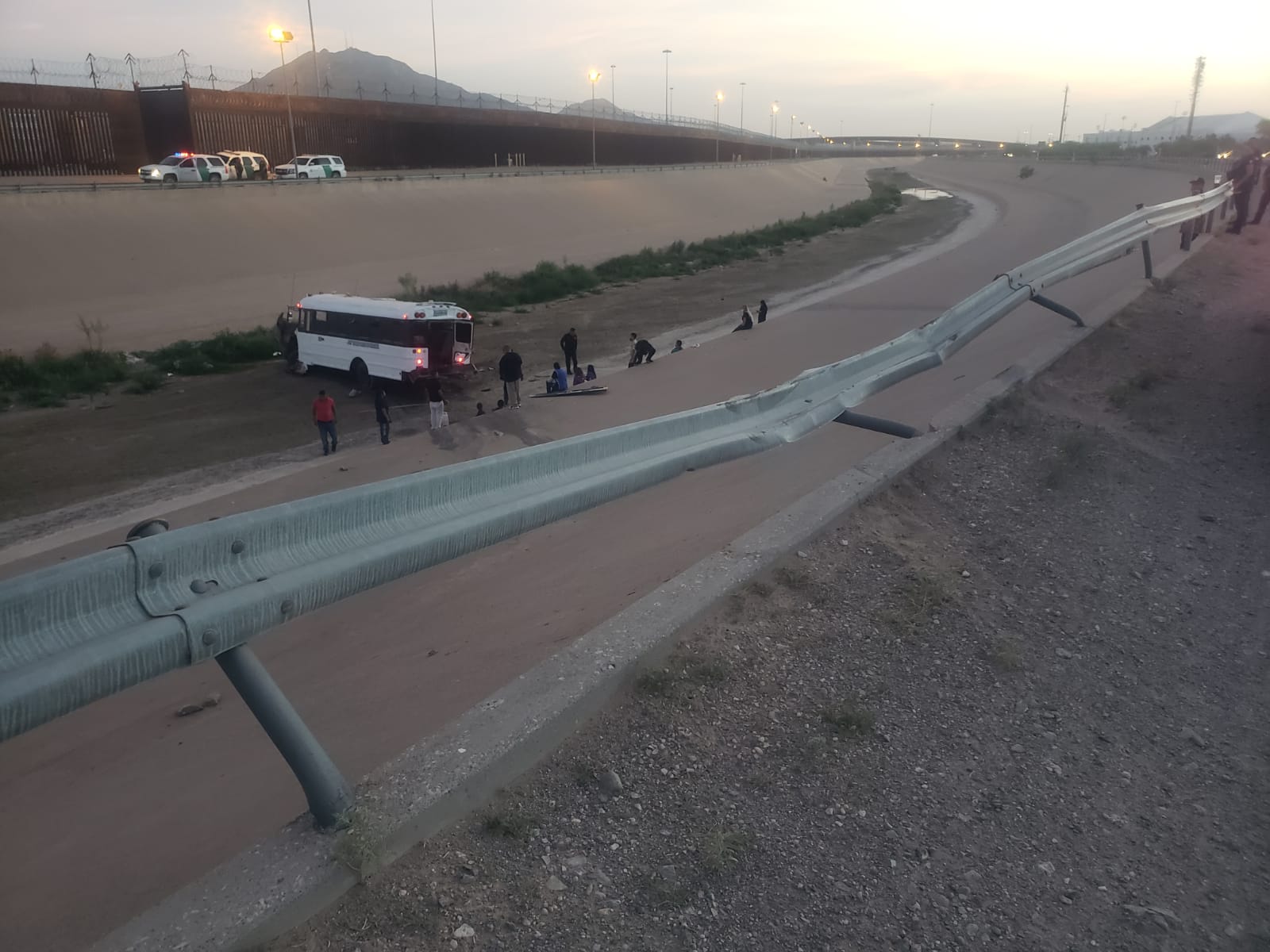 Camión de personal cae al Rio Bravo