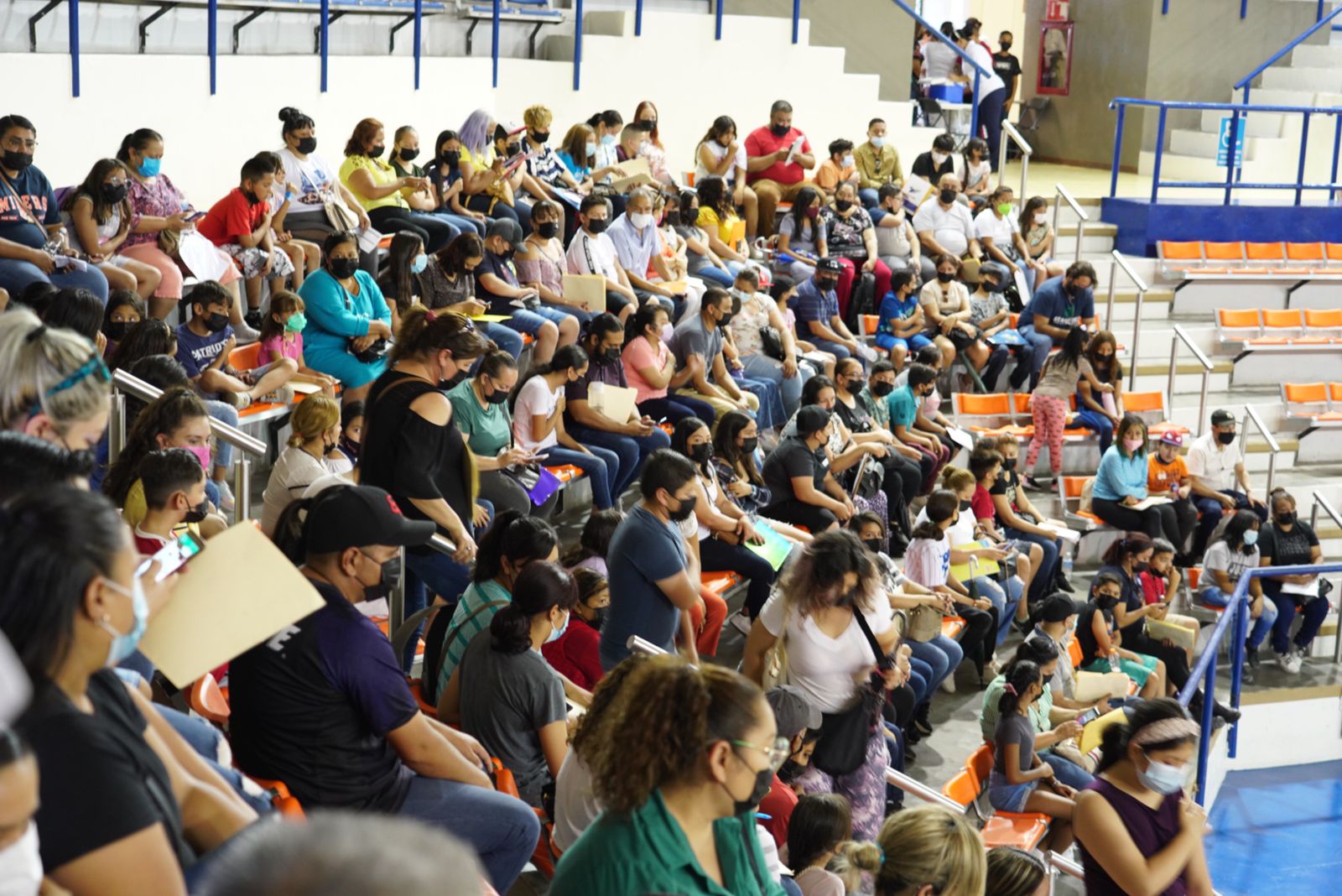 Registran gran afluencia en centros de vacunación de menores