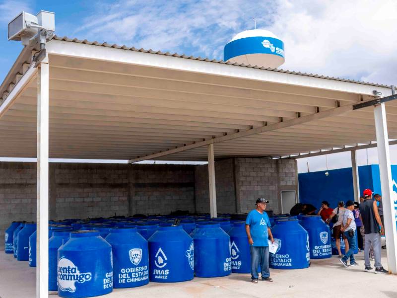 JMAS entrega tinacos y abastece agua en la zona de Los Kilómetros