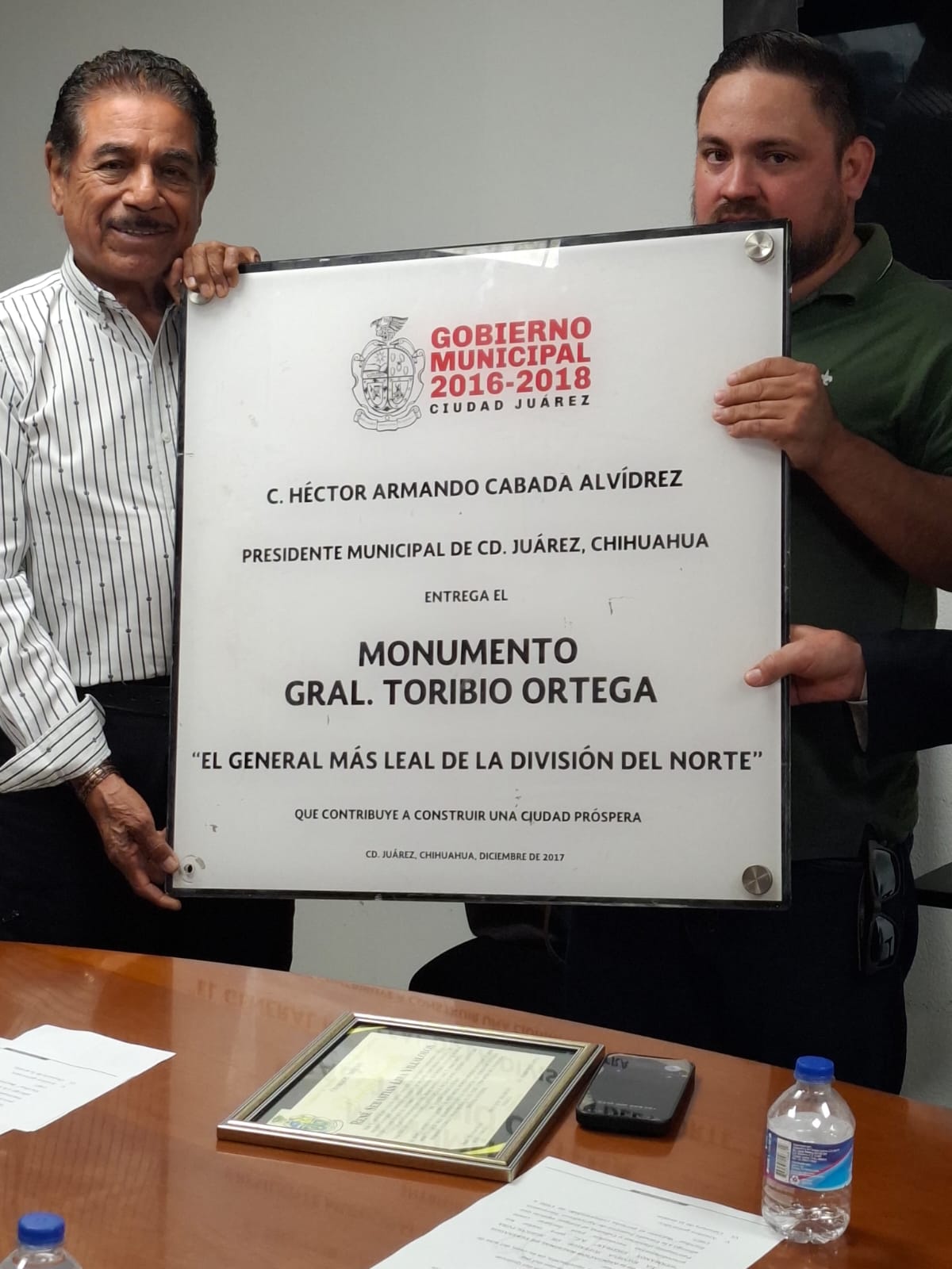 Reconocen a ciudadano por rescatar placa de monumento histórico en Ciudad Juárez
