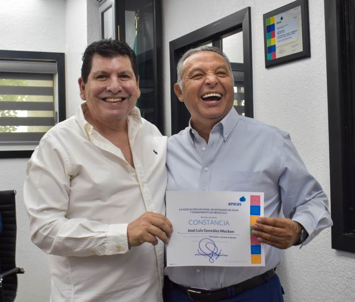 Capacita la J+ a persona de atención telefónica