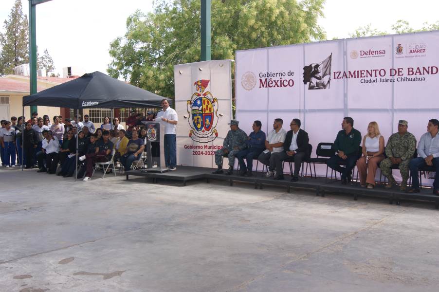 Entregan obras de rehabilitación a Secundaria Federal 7 durante izamiento de bandera