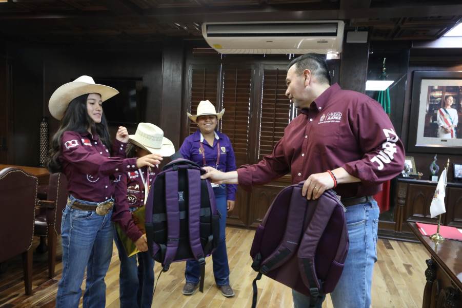 Campeonas de rodeo visitaron al alcalde