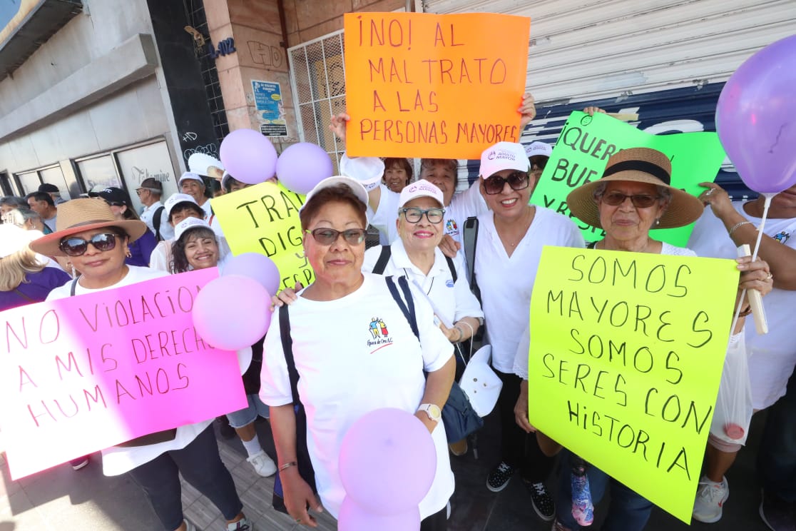 Realizan caminata para fomentar conciencia sobre el abuso y maltrato en la vejez.