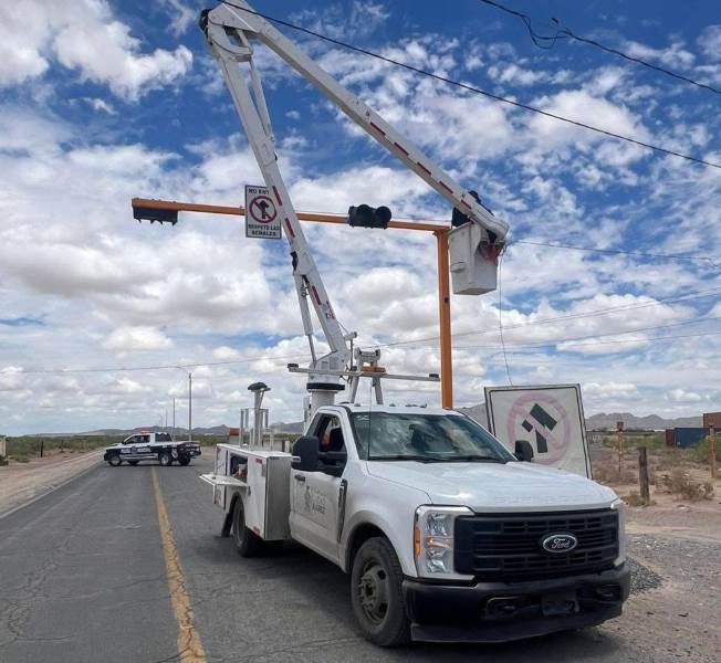 Instalan semáforo a la entrada de Samalayuca