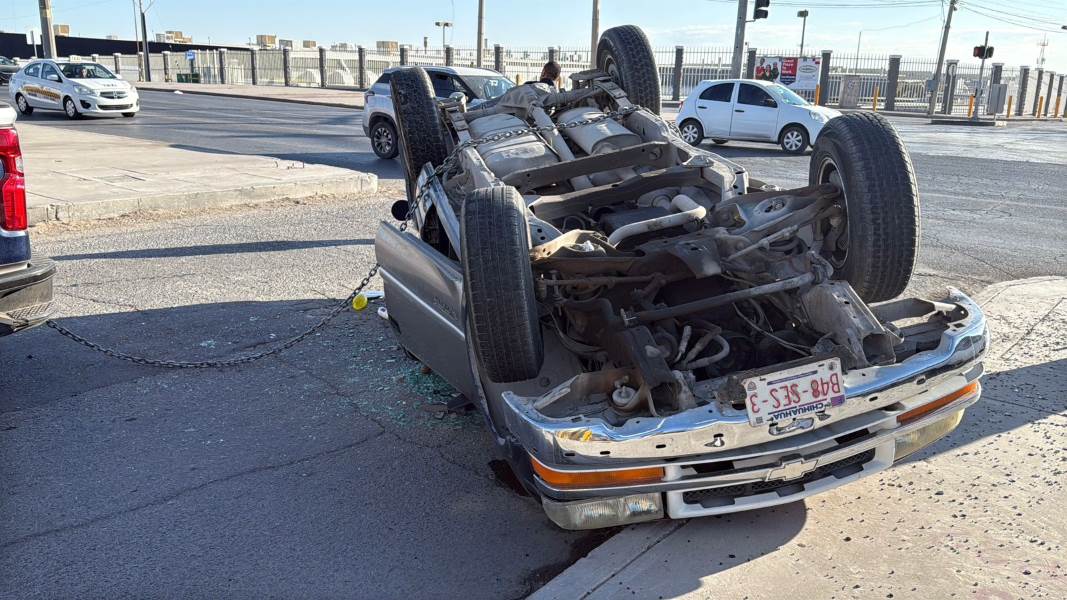Pareja resulta lesionada tras volcadura en la colonia Valle de Santiago