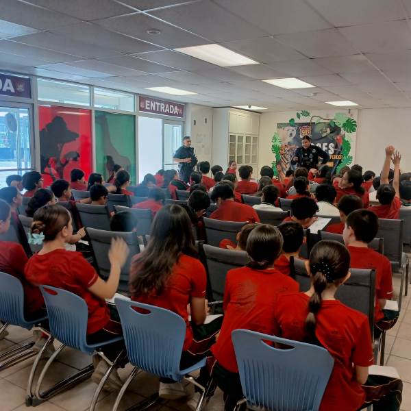 Policías y estudiantes participan en actividad deportiva en escuela primaria