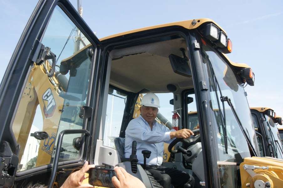 Entrega la JMAS 4 retroexcavadoras a departamento operativos