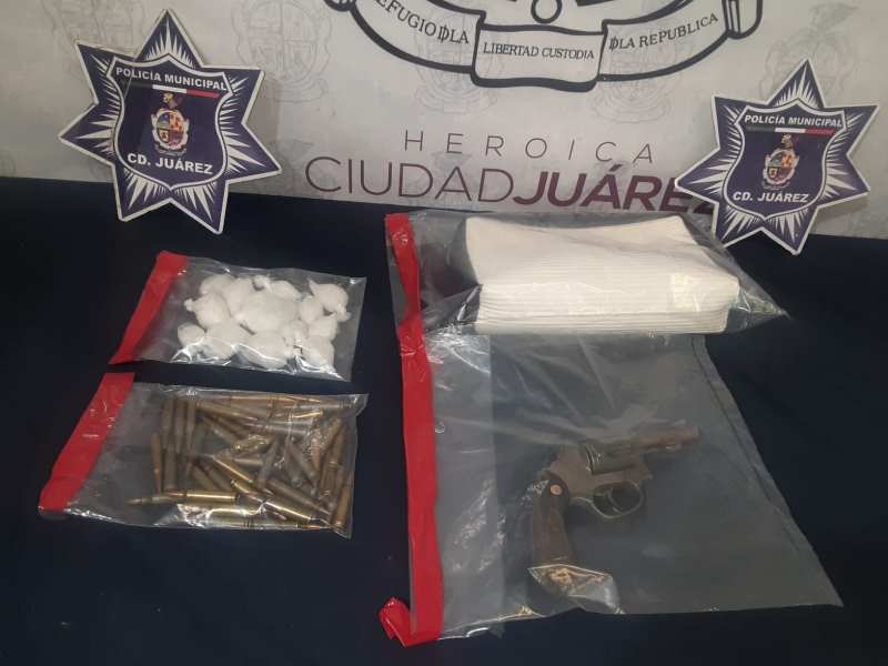 Detienen a mujer armada y con droga