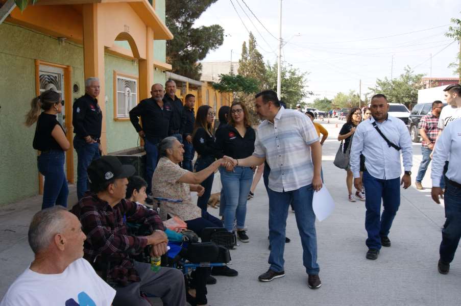Entrega SUMA tramo de calle pavimentada financiada por vecinos; exhorta alcalde a mayor participación.
