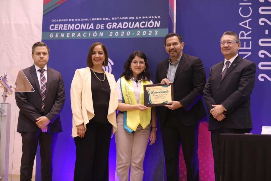 Participa alcalde en graduación de bachilleres