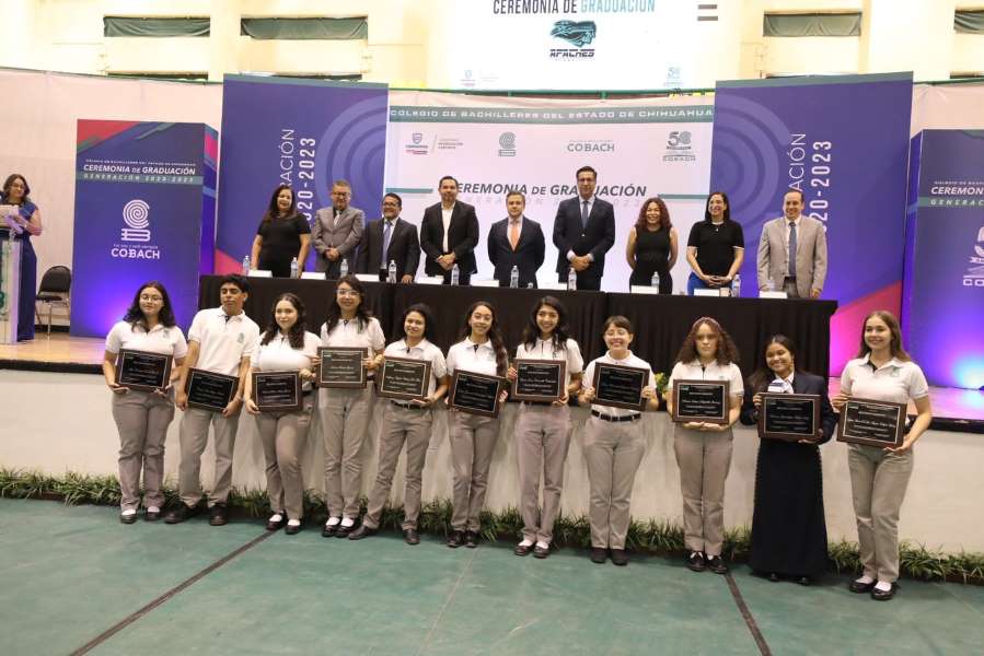 Siempre crean en ustedes mismos: alcalde a graduandos del Colegio de Bachilleres 5