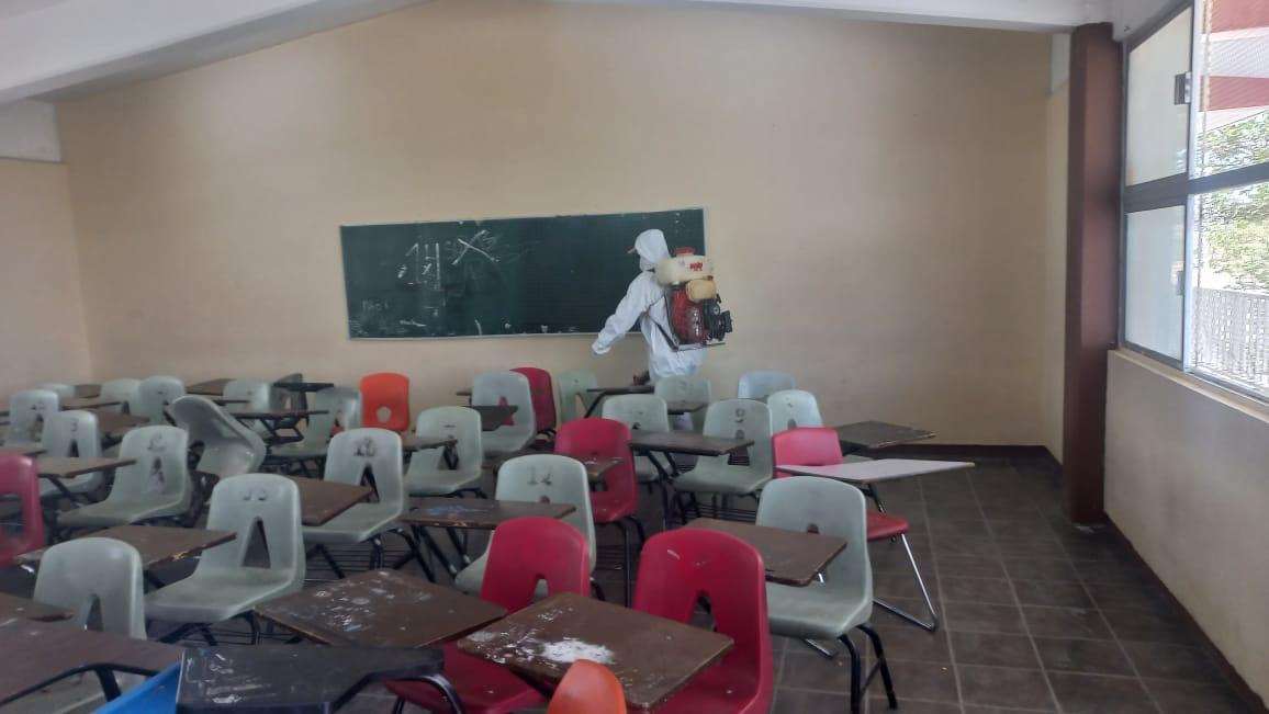Fumigan escuela por garrapatas