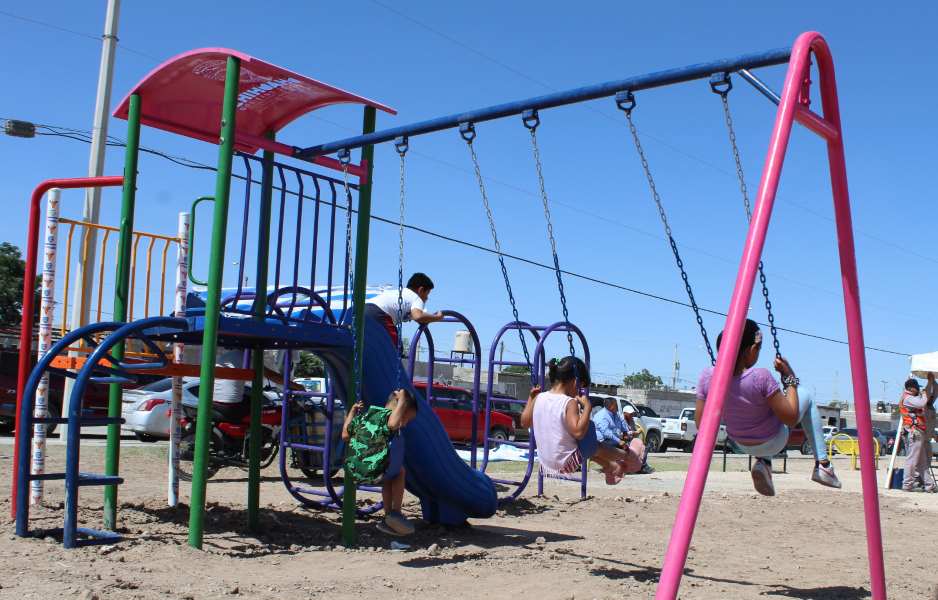 Convierten lote baldío en parque con juegos infantiles