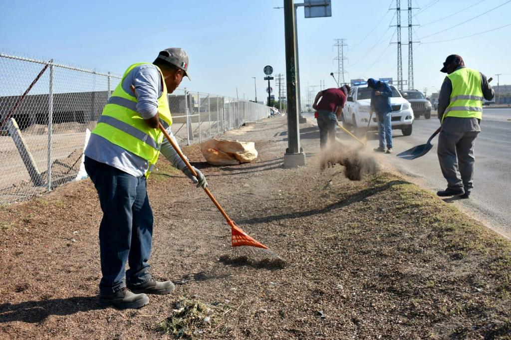 Mantienen limpieza en inmediaciones de la Feria Juárez en Las Torres.
