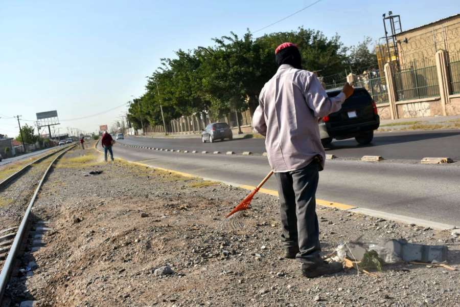 Retiran basura depositada en las vías