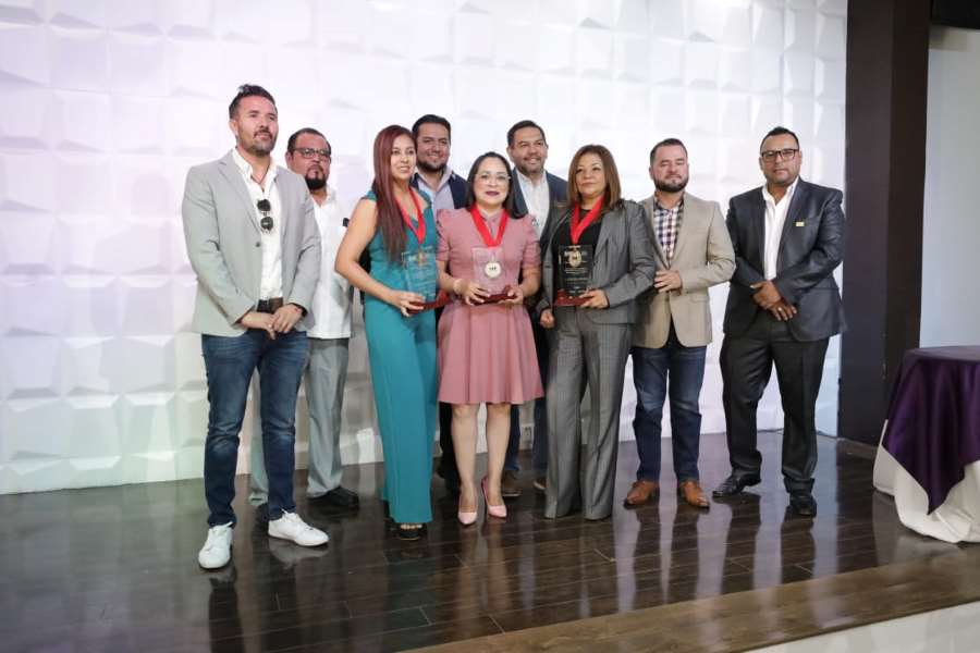 Entregan medallas al mérito directivo de escuelas de nivel básico